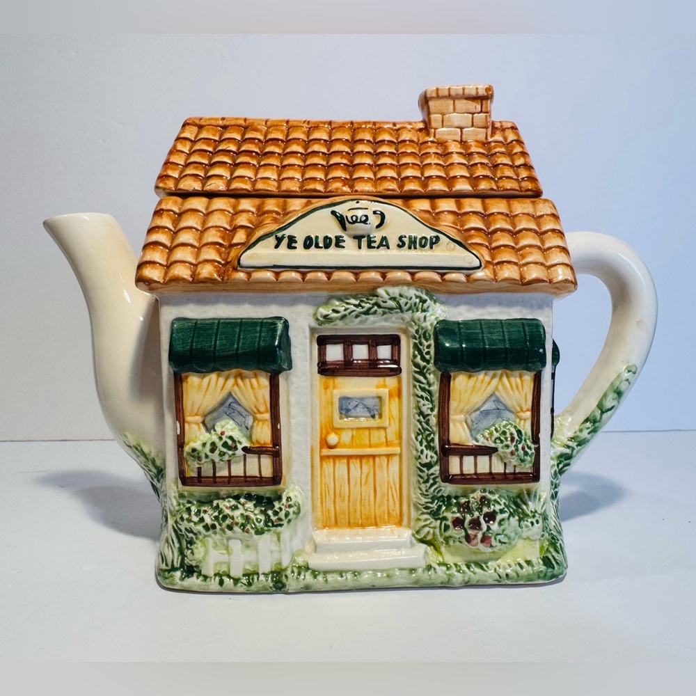 Vintage 1990’s Ceramic Cottage Teapot ‘Ye Olde Tea Shop’ 6.5” Tall